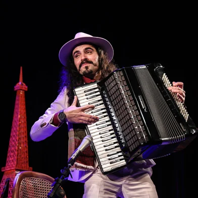 Acordeonista Fernando Ávila, no show Meia-Noite em Paris.<!-- NICAID(16098438) -->