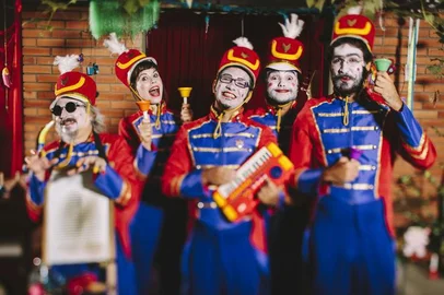Depois de uma turnê pelo interior do estado no ano passado, um dos espetáculos gaúchos de maior sucesso realiza sua primeira temporada em Porto Alegre. Com direção musical e arranjos de Yanto Laitano, Orquestra de Brinquedos estreia na Sala Álvaro Moreyra no dia 21 de março. Orquestra de Brinquedos , Raul Krebs , Divulgação