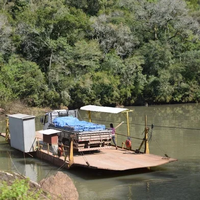 A construção de uma nova Pequena Central Hidrelétrica (PCH), na Foz do Prata, entre Veranópolis e Nova Roma do Sul não saiu ainda do papel, mas já gera algumas discordâncias. Ambas as cidades são favoráveis a construção. Porém, uma ponte no local e não uma melhora nas balsas, que já estão em funcionamento, é vista como a contrapartida ideal pelo executivo de Nova Roma do Sul. A coluna Caixa Forte trouxe, na edição de terça-feira (17), detalhes do projeto. A PCH na Foz do Prata terá potência instalada de 49,3 megawatts (MW), com um investimento estimado em cerca de R$ 300 milhões. A empresa Creral, cooperativa de energia com sede em Erechim é a idealizadora.  Porém, a falta de mais detalhes e informações sobre o projeto deixou o prefeito de Nova Roma do Sul, Douglas Fávero Pasuch, bastante intrigado. Ele se diz favorável a construção da PCH, mas que a cidade tenha contrapartidas que sejam favoráveis e não apenas um melhoramento na balsa.<!-- NICAID(14865028) -->
