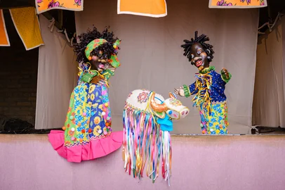Palco Giratório Sesc: No dia 19 de maio, o público caxiense poderá assistir a “Re Te Tei”, da Tropa do Balacobaco, vinda de Pernambuco. Indicado para todas as idades, o espetáculo de bonecos inspirado na tradição do mamulengo narra a história de Chico Catolé, um menino sertanejo conhecido por suas travessuras, que se depara com a figura lendária do Papa Figo. A partir desse encontro, a narrativa se desenvolve em meio a aventuras, desafios e elementos da cultura popular nordestina.<!-- NICAID(16287436) -->
