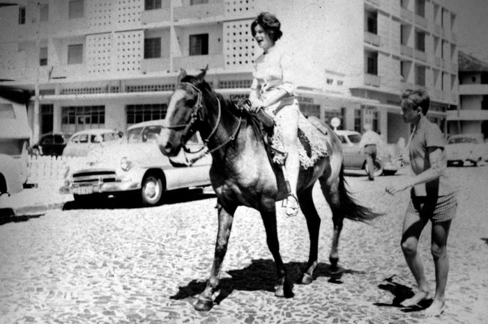Década de 1960: veranista andando em cavalo alugado