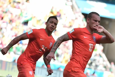 491924321Netherlands' midfielder Wesley Sneijder (R) celebrates with Netherlands' forward Memphis Depay after scoring the 1-1 during a Round of 16 football match between Netherlands and Mexico at Castelao Stadium in Fortaleza during the 2014 FIFA World Cup on June 29, 2014. AFP PHOTO / DAMIEN MEYEREditoria: SPOLocal: FortalezaIndexador: DAMIEN MEYERSecao: sports eventFonte: AFPFotógrafo: STF<!-- NICAID(10626829) -->