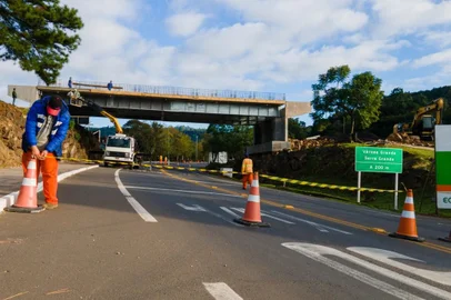 Há um novo alerta de trânsito para os motoristas que utilizarem a RS-115, em Gramado, nesta quinta-feira (18). O km 36, onde ocorrem as obras de um viaduto, tem bloqueio total programado para a partir das 13h. A liberação deve ocorrer até as 18h.<!-- NICAID(15431141) -->