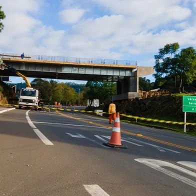 Há um novo alerta de trânsito para os motoristas que utilizarem a RS-115, em Gramado, nesta quinta-feira (18). O km 36, onde ocorrem as obras de um viaduto, tem bloqueio total programado para a partir das 13h. A liberação deve ocorrer até as 18h.<!-- NICAID(15431141) -->