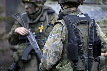 Picture taken on May 4, 2022 shows Finnish soldiers during the Arrow 22 exercise at the Niinisalo garrison in Kankaanpää, western Finland. - Finnish President Sauli Niinisto and Prime Minister Sanna Marin on May 12, 2022 expressed their support for NATO membership. "NATO membership would strengthen Finland's security. As a member of NATO, Finland would strengthen the entire defence alliance. Finland must apply for NATO membership without delay," they said in a joint statement. (Photo by Heikki Saukkomaa / Lehtikuva / AFP) / Finland OUTEditoria: POLLocal: KankaanpääIndexador: HEIKKI SAUKKOMAASecao: defenceFonte: LehtikuvaFotógrafo: STR<!-- NICAID(15093998) -->