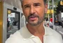 Nos EUA, Rodrigo Santoro é abordado por influenciador que não o conhece; veja vídeo