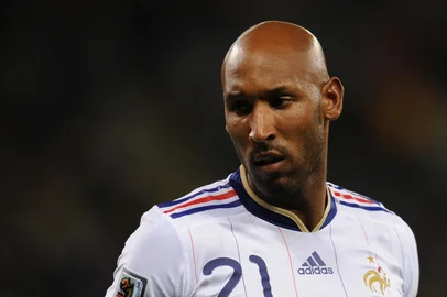 98496702Foto de arquivo do dia 11/06/2010 - A Copa do Mundo acabou para Nicolas Anelka (E). A Federação Francesa de Futebol (FFF) decidiu excluir o jogador do torneio depois das ofensas contra o técnico Raymond Domenech (D), no intervalo da derrota por 2 a 0 para o México.Editoria: SPOLocal: Cape TownIndexador: FRANCK FIFESecao: SOCCERFonte: FILESFotógrafo: STF<!-- NICAID(4941716) -->