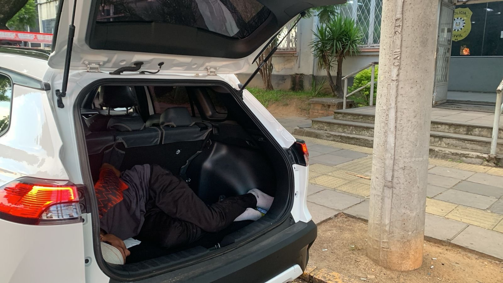 Com triagens lotadas, presos aguardam vagas no sistema penitenci&aacute;rio em viaturas