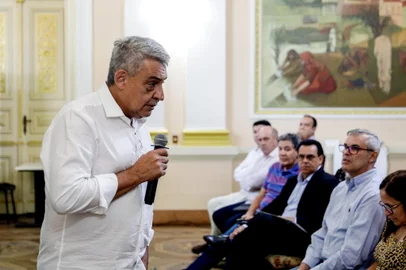 Melo se reúne a portas fechadas com vereadores e ouve cobranças de aliados<!-- NICAID(15361553) -->