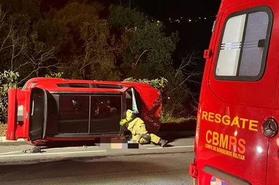 O Corpo de Bombeiros Militar do Estado do Rio Grande do Sul, por intermédio do 5º BBM/3ª Cia BM/1º Pel BM, foi acionado via telefone de emergência 193 para atendimento de ocorrência de sinistro de trânsito, do tipo capotamento, na Rua Natalina Sandrin Zanetti, bairro Santa Marta, no município de Bento Gonçalves, na data de 09/09, por volta das 01h12min;No local, a guarnição constatou veículo Jeep Renegade, de cor vermelha, placas de Jaquirana/ RS, havia capotado e permaneceu em posição lateralizada sobre a via pública. No interior do automóvel haviam, o condutor e mais três passageiros (um rapaz e duas mulheres); Foi realizada a avaliação da cena, com adoção das medidas de segurança necessárias à preservação da integridade da guarnição e dos envolvidos.O passageiro, um rapaz de 17 anos, recebeu atendimento da equipe do SAMU e foi posteriormente conduzido ao Hospital Tacchini para avaliação médica.<!-- NICAID(16343032) -->