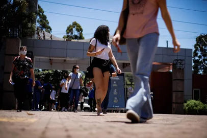 21/11/2021 - PORTO ALEGRE, RS - Primeiro dia de prova do ENEM, que teve redação e ciências humanas. Na imagem, movimentação na PUCRS. FOTO: Anselmo Cunha / Agência RBS<!-- NICAID(14946844) -->