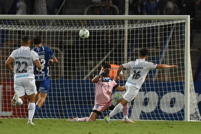 Gremio's Chilean forward #16 Alexander Aravena scores his team's second goal during the Copa Sudamericana group stage football match between Argentina's Godoy Cruz and Brazil's Gremio at the Malvinas Argentinas stadium in Mendoza, Argentina, on April 24, 2025. (Photo by Andres LARROVERE / AFP)Editoria: SPOLocal: MendozaIndexador: ANDRES LARROVERESecao: soccerFonte: AFPFotógrafo: STR<!-- NICAID(16023929) -->