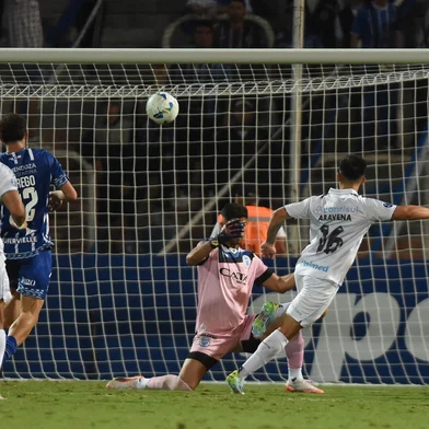 Gremio's Chilean forward #16 Alexander Aravena scores his team's second goal during the Copa Sudamericana group stage football match between Argentina's Godoy Cruz and Brazil's Gremio at the Malvinas Argentinas stadium in Mendoza, Argentina, on April 24, 2025. (Photo by Andres LARROVERE / AFP)Editoria: SPOLocal: MendozaIndexador: ANDRES LARROVERESecao: soccerFonte: AFPFotógrafo: STR<!-- NICAID(16023929) -->