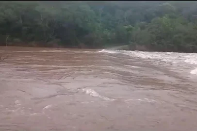 Pontes em São Francisco de Paula e Guaporé estão submersas e balsas de Nova Roma do Sul estão desativadas<!-- NICAID(15480786) -->