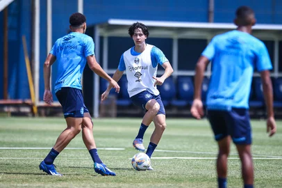 Gabriel Silva, meia é devolvido ao Grêmio após rebaixamento no Campeonato Catarinense<!-- NICAID(16005244) -->