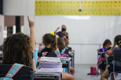 PORTO ALEGRE, RS, BRASIL - 2021.02.17 - A escola Monteiro Lobato tem aulas 100% presenciais, com adaptações para enfrentar a pandemia. Na imagem, Professora Jerusa Lehnen. (Foto: ANDRÉ ÁVILA/ Agência RBS)Indexador: Andre Avila<!-- NICAID(14716667) -->