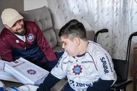 No dia do seu aniversário de 91 anos, o Caxias protagonizou um gesto de carinho e proximidade com a sua comunidade ao realizar uma ação para um torcedor muito especial.O menino Lucas Peruzzo Silva, que convive com uma doença genética rara, a Distrofia Muscular de Duchenne (DMD), recebeu a visita do goleiro do clube, Gustavo Busatto<!-- NICAID(16263910) -->