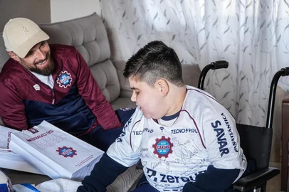 No dia do seu aniversário de 91 anos, o Caxias protagonizou um gesto de carinho e proximidade com a sua comunidade ao realizar uma ação para um torcedor muito especial.O menino Lucas Peruzzo Silva, que convive com uma doença genética rara, a Distrofia Muscular de Duchenne (DMD), recebeu a visita do goleiro do clube, Gustavo Busatto<!-- NICAID(16263910) -->
