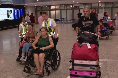 PORTO ALEGRE, RS, BRASIL - 07/03/2026 - As duas turistas de São Leopoldo que foram baleadas na Bahia chegaram ao Rio Grande do Sul neste sábado (7). Denise Moro, 57 anos, e Josiane Moro, 55, desembarcaram no Aeroporto Interacional Salgado Filho, em Porto Alegre, amparadas em cadeiras de rodas. (Foto: Reprodução/RBS TV)<!-- NICAID(16240330) -->