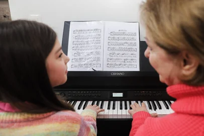 CAXIAS DO SUL, RS, BRASIL. 23-07-2025. Verônica Tomasi, 71, realizou o sonho de aprender a tocar piano após se aposentar como professora. Cinco anos depois, ganhou a companhia da neta,  Rafaella Tomai, 9, que começou a fazer aulas do instrumento após ver a avó tocar em casa. Ambas gostam de treinar juntas. Case da reportagem do Dia dos Avós.Indexador: Bruno Todeschini<!-- NICAID(16086431) -->