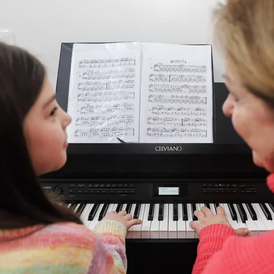 CAXIAS DO SUL, RS, BRASIL. 23-07-2025. Verônica Tomasi, 71, realizou o sonho de aprender a tocar piano após se aposentar como professora. Cinco anos depois, ganhou a companhia da neta,  Rafaella Tomai, 9, que começou a fazer aulas do instrumento após ver a avó tocar em casa. Ambas gostam de treinar juntas. Case da reportagem do Dia dos Avós.Indexador: Bruno Todeschini<!-- NICAID(16086431) -->