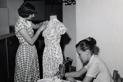 Curso de Corte e Costura na década de 1960.<!-- NICAID(14887412) -->