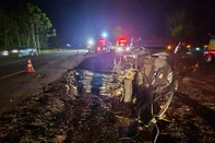 Duas pessoas ficam feridas em acidente entre caminhão e dois carros na BR-386<!-- NICAID(16098675) -->