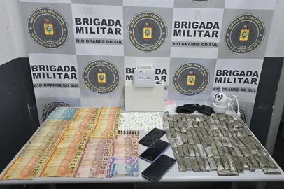 Na noite desta terça-feira, 22 de outubro, o 4º Batalhão de Polícia de Choque efetuou a prisão de um casal de jovens, ambos com 25 anos de idade, por tráfico de entorpecentes, no bairro Esplanada, em Caxias do Sul/RS.<!-- NICAID(16151153) -->