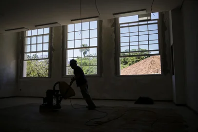 Porto Alegre, RS, Brasil, 07-11-2023: Lixação de piso em sala. Situação das obras no Instituto de Educação Flores da Cunha. Em 2016, o espaço foi fechado para resaturo e os mais de 1,5 mil alunos transferidos para outras escolas da Capital. Conforme assessoria, agora as obras estão 85% prontas. Foto: Mateus Bruxel / Agência RBS<!-- NICAID(15589816) -->