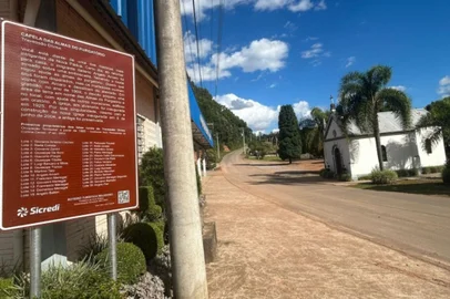 A prefeitura de Nova Pádua inaugurou na sexta-feira, 20 de dezembro, o roteiro religioso, uma parceria entre a Administração Municipal e a Agência Sicredi de Nova Pádua. Além das placas do turismo religioso, o Poder Executivo também investiu em placas de sinalização turística e de trânsito. O investimento foi de R$ 211.377,00 dos cofres públicos e R$ 100.000,00 do Sicredi.<!-- NICAID(15941759) -->