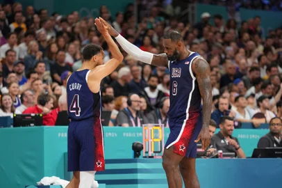 2024 Olympics - Men's Basketball: USA v SerbiaLILLE, FRANCE - JULY 28: Stephen Curry #4 and LeBron James #6 of Team USA high five during the game against the Serbian Men's National Team on July 28, 2024 at the Stade Pierre Mauroy in Paris, France. NOTE TO USER: User expressly acknowledges and agrees that, by downloading and/or using this photograph, user is consenting to the terms and conditions of the Getty Images License Agreement. Mandatory Copyright Notice: Copyright 2024 NBAE   Jesse D. Garrabrant/NBAE via Getty Images/AFP (Photo by Jesse D. Garrabrant / NBAE / Getty Images / Getty Images via AFP)Editoria: SPOLocal: LilleIndexador: JESSE D. GARRABRANTSecao: basketballFonte: NBAE / Getty ImagesFotógrafo: CONTRIBUTOR<!-- NICAID(15824957) -->