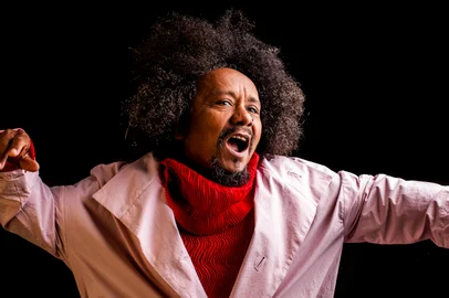 José de Holanda / Divulgação Iniciada com destaques emergentes da cena local, a série de lives No Meu Canto agora alcança dimensão nacional. O projeto, criado pelo Instituto de Cultura da PUCRS, recebe nesta quinta-feira, às 21h, o cantor e compositor paraibano Chico César, consolidando a disposição em agregar artistas de diferentes regiões, após a participação da carioca Ana Frango Elétrico. A transmissão será realizada pelo Instagram, a partir do perfil @pucrscultura.<!-- NICAID(14502832) -->