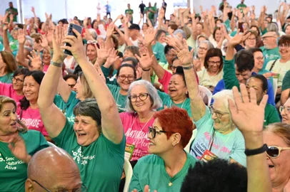 Celebrar a longevidade e promover o envelhecimento ativo e saudável. Esses são os objetivos da 19ª Convenção Sesc Maturidade Ativa, que começou nesta terça-feira (19), em Torres, no Parque do Balonismo e no Hotel Sesc. Até a próxima quinta-feira (21), mais de 1,2 mil participantes de grupos da terceira idade de 53 municípios gaúchos vivenciam três dias de atividades especiais.<!-- NICAID(15917001) -->