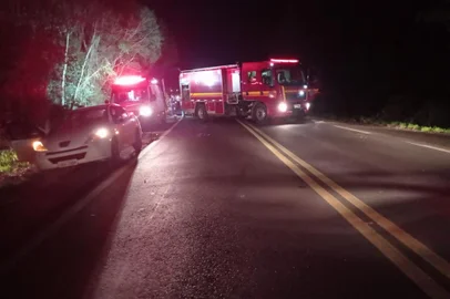 Um homem identificado como Valter Haas, de 57 anos, morreu na madrugada deste sábado (22), após colisão entre um Clio e uma Montana. O acidente ocorreu no km 451 da BR 285, em Ijuí, no noroeste do estado, e deixou outras duas pessoas feridas. <!-- NICAID(15795543) -->