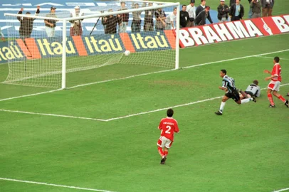 OBS CDI: Foto também publicada no Caderno Especial dos 100 anos de Gre-Nal de 18/07/2009.Gre-Nal 341 - Grêmio 1x0 - terceiro jogo das finais do Campeonato Gaúcho - Estádio Olímpico. Grêmio é campeão Gaúcho.Atacante Ronaldinho, do Grêmio, marca o gol do título.#PÁGINA: 2#ENVELOPE: 239483<!-- NICAID(575658) -->