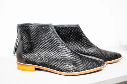 Fabiane Reuter, gaúcha cria clássicos para os pés: Em um elo de herança e paixão, a gaúcha Fabiane Reuter cria sapatos que atendem ao desejo por qualidade e design atemporal. Com sua , a designer celebra oito meses de marca já conquistando espaço no closet das gaúchas.Ah! Quem conhecer de pertinho pode conferir as criações da Fabi Reuter no Bella Vista Plaza, na Av. Nilópolis, 543, loja 8, em Porto Alegre, mas, claro, a marca também vende por e-commecer: www.fabireuter.com.br. Conheça  mais no @fabireuter.<!-- NICAID(15154065) -->