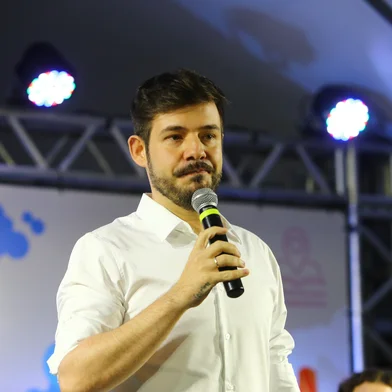 CAXIAS DO SUL, RS, BRASIL, 26/09/2025. Abertura da 41ª Feira do Livro de Caxias na Praça Dante Alighieri. A feira começa hoje e vai até 12/10, o tema desse ano é: "No trilho das palavras, voa a imaginação". O patrono da feira é o escritor Pedro Guerra e o amigo do livro, Ernani Carraro. (Porthus Junior/Agência RBS)<!-- NICAID(16133897) -->