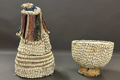 Igbá: recipiente para armazenamento de assentamentos religiosos Um importante acervo da comunidade afrodescendente do Rio Grande do Sul chegou à Alemanha em 1880. Os 67 objetos sagrados foram levados pelo alemão Wilhelm Pietzcker, negociante nas cidades de Rio Grande, Pelotas e Porto Alegre. Ele teria comprado as peças apreendidas pela polícia durante uma cerimônia de culto aos orixás.Os objetos religiosos foram doados ao Museu Real de Etnologia, atual Museu Etnológico de Berlim. Cadastradas como parte de um ritual de "mago negro", as peças integram a Coleção Pietzcker. São itens como machado de Xangô (Oxé), recipiente para armazenamento de assentamentos religiosos (Igbá) e sineta ritual (Adjá).Em 2025, pesquisadores e professores iniciaram um movimento para tentar a repatriação do material. O grupo proponente é formado por Fernanda Oliveira, Jovani de Souza Scherer, Lúcio Menezes Ferreira, Nina Fola e Vinicius Pereira de Oliveira.<!-- NICAID(16233186) -->