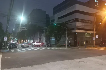 Semáforo é reinstalado após acidente que deixou três feridos, em Caxias do Sul<!-- NICAID(15583973) -->