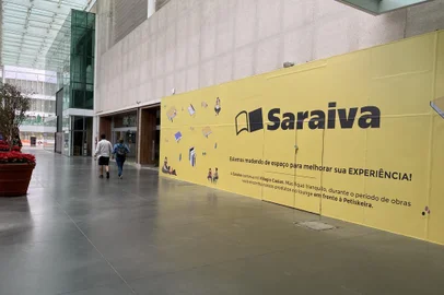Depois de 12 anos, livraria Saraiva encerra atividades em Caxias do SulOperação tinha chegado a mudar de lugar no Villagio, mas fechou as portas nesta semana devido a cumprimento de decisão judicialNa foto, o local antigo que era ocupado no espaço lifestyle do shopping<!-- NICAID(15463203) -->