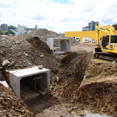 A nova etapa da implantação de macrodrenagem na Perimetral Sul inicia na segunda-feira (20) em Caxias do Sul, conforme anunciado pelo Serviço Autônomo Municipal de Água e Esgoto (Samae). A obra contempla uma área de 370 hectares, em um dos trechos da Avenida Perimetral Bruno Segalla. Por conta dos trabalhos, o trânsito terá novas alterações na região. Esta fase deve durar 30 dias.<!-- NICAID(15954978) -->