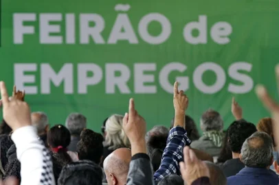 PORTO ALEGRE, RS - 19/10/2023 - A prefeitura de Porto Alegre realiza, nesta quinta e na sexta-feira, feirão de empregos com a oferta de DUAS MIL 739 vagas. O evento ocorrerá em frente ao Sine Municipal, no centro histórico da Capital, das 9 da manhã até 4 da tarde./ A ação é promovida pela Secretaria Extraordinária do Trabalho e da Qualificação Profissional. FOTO: LAURO ALVES, AGÊNCIA RBS<!-- NICAID(15573369) -->