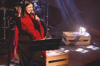 Cantora Tatiéli Bueno apresenta o espetáculo "TRIBUTO A MERCEDES SOSA" na abertura do Sarau Solar 2024.Indexador: CAMI<!-- NICAID(15697336) -->