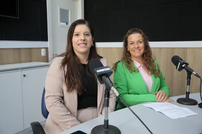 Milene Montemesso Cunico (de casaco verde) e Franciele Calgaro Amaral, franqueadas da Escola do Mecânico em Caxias do Sul.<!-- NICAID(16027729) -->