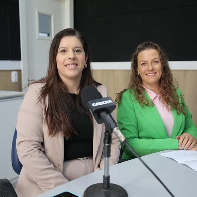 Milene Montemesso Cunico (de casaco verde) e Franciele Calgaro Amaral, franqueadas da Escola do Mecânico em Caxias do Sul.<!-- NICAID(16027729) -->
