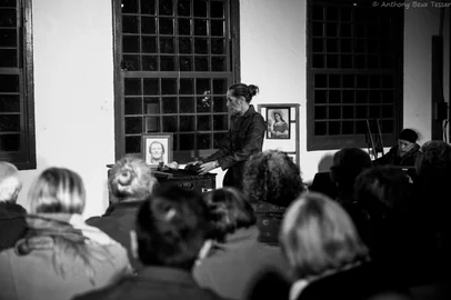 ado, presente e futuro dialogaram de forma emblemática na noite de sábado, quando a empresa Móveis Sular - atual proprietária da área da antiga Metalúrgica Gazola, na BR-116 - deu o início oficial às comemorações dos 10 anos do Museu da Indústria Metalúrgica - Memorial Gazola. O destaque - amplamente aguardado devido ao ineditismo - foi o monólogo “Odila”, conduzido pela atriz Tina Andrighetti. Pela primeira - e única vez - a peça foi apresentada no exato local onde ocorreu a trágica explosão de 22 de julho de 1943 - e que completa exatos 80 anos daqui a um mês.Mesclando aspectos históricos com detalhes da vida da operária Odila Gubert - antes e após o acidente que lhe deixou sem a perna direita -, Tina arrebatou o público com o tom confessional de sofrimento, resignação e desamparo, dos quais Odila também foi vítima pelos 60 anos seguintes, até falecer, em 2003, aos 80.Uma trajetória que foi acompanhada de perto por uma espectadora especial na plateia: Jurema Gubert, de 95 anos, irmã de Odila e presença constante nos espetáculos desde que Tina começou a circular com a peça, em 2016. Ovacionada ao final, a atriz chamou dona Jurema ao centro do pavilhão, dividindo com ela os agradecimentos e o choro, no momento mais emocionante da noite. Dona Jurema repetiu, às lágrimas, a frase mais dolorosa proferida por Odila ao saber que haviam amputado sua perna, no Hospital Pompéia, onde ela, acamada, completou 21 anos, em 1943: “... eles me cortaram a perna sem me dizer pra mim. Se eles tivessem me dito, eu dizia: cortem fora o pescoço de uma vez.Na foto, Tina Andrighhetti e a imagem de Odila e de Santa Bárbara. A parede onde constava a imagem de Santa Bárbara (um quadro) foi a única que não veio abaixo com a explosão de 1943.<!-- NICAID(15459433) -->