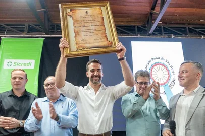 Eduiardo Leite recebe título de cidadão São-Borjense<!-- NICAID(16143852) -->