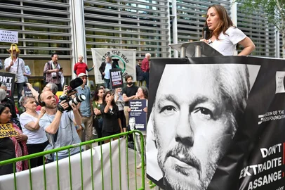 Stella Assange, wife of WikiLeaks founder Julian Assange, delivers a speech in front of the Home Office building, in London, on May 17, 2022, during a demonstration to protest against the extradition of her husband. - A UK court on issued on April 20, 2022 a formal order to extradite the WikiLeaks founder to face trial in the United States over the publication of secret files relating to the Iraq and Afghanistan wars. The final decision now rests with Britain's Home Secretary Priti Patel, although Assange could yet appeal. (Photo by JUSTIN TALLIS / AFP)Editoria: POLLocal: LondonIndexador: JUSTIN TALLISSecao: demonstrationFonte: AFPFotógrafo: STF<!-- NICAID(15098979) -->