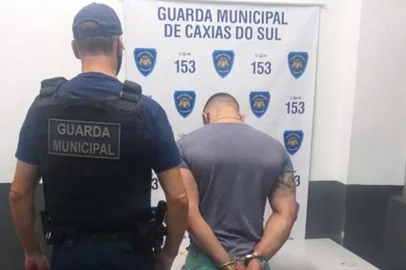 Homem é preso por embriaguez após dirigir na contramão e se envolver em acidente de trânsito duranre blitz em Caxias<!-- NICAID(14995545) -->