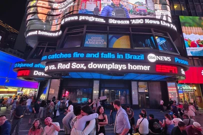 Letreiro da ABC News na Times Square destaca queda de balão em Praia Grande, mas ignora ataque americano aos Estados Unidos. Foto: Rodrigo Oliveira/Agência RBS<!-- NICAID(16064891) -->